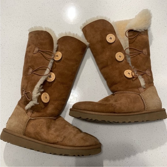 UGG Shoes - Original UGG Women’s Bailey Button Triple Chestnut Brown Tan Boots 9